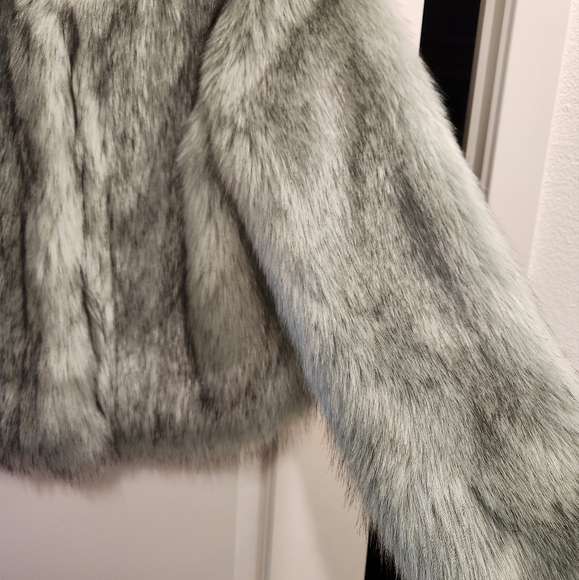 NEW Lovers + Friends Revolve Uptown Faux Fur Coat in Blue size small - Picture 4 of 10